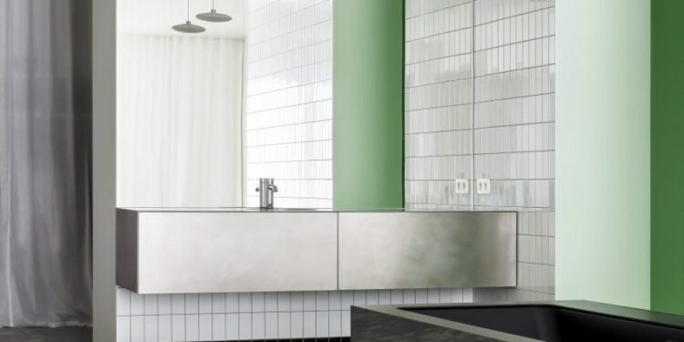 Ocho interiores residenciales sesgados por acentos reflejados con espejos.