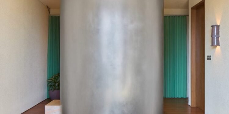 "Inmersivo y arquitectónico" El baño define el apartamento de Dubai