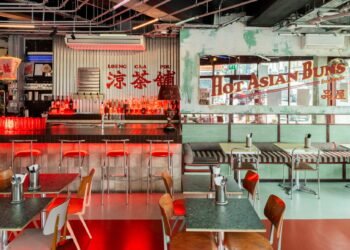 Bun House Disco Interior es «directamente de las noches de neón de Hong Kong»