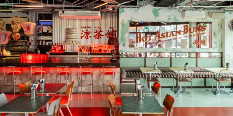 Bun House Disco Interior es «directamente de las noches de neón de Hong Kong»