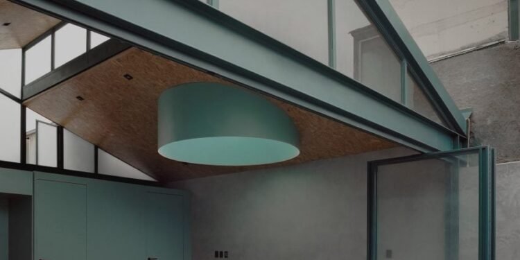 Amasa Estudio infunde la carpintería de metal verde azulado en la vivienda de la Ciudad de México