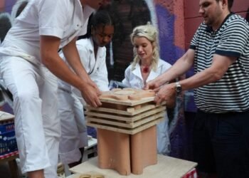 La agenda de Dezeen presenta concreto "para la fiesta" involucrar al público en el proceso de fabricación de muebles