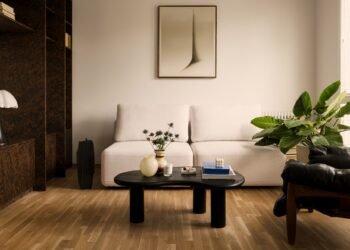 Apartamento de Varsovia de mediados de siglo renovado para complementar su contexto