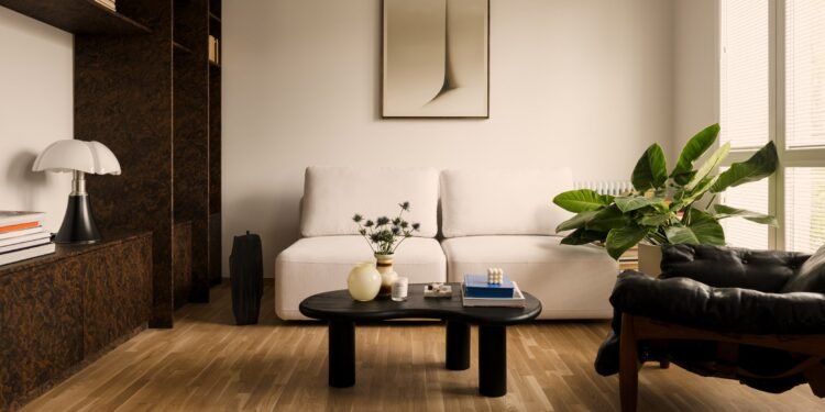 Apartamento de Varsovia de mediados de siglo renovado para complementar su contexto