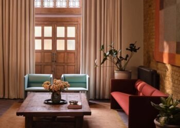 Daytrip combina características históricas con muebles contemporáneos en el espacio de trabajo de Cloisters