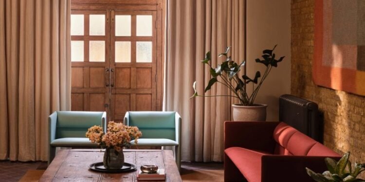 Daytrip combina características históricas con muebles contemporáneos en el espacio de trabajo de Cloisters