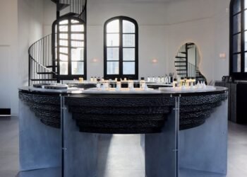 El estudio Paul Chan evoca "futurismo crudo" En la boutique de perfume