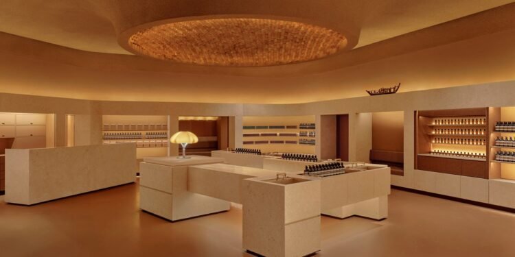 AESOP ilumina la tienda Hainan en forma de cueva con el techo Oculi