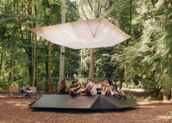 Benni Allan suspende el dosel brillante en bosques para el festival Houghton