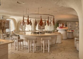 Cortinas de micelio Tablas Divide en el restaurante ucraniano Grybova Hata