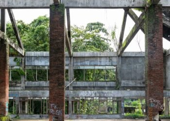 El diseño indonesio encuentra "punto" En el parque temático de Bali abandonado