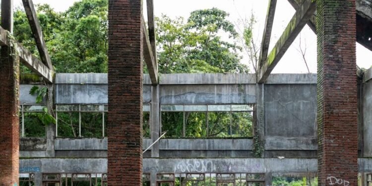 El diseño indonesio encuentra "punto" En el parque temático de Bali abandonado