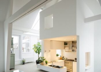 Ocho casas con cocinas que se duplican como paredes de partición