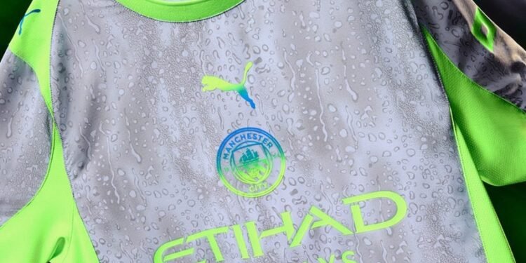 Manchester City presenta un kit cubierto de lluvia "Como homenaje al famoso clima mancuniano"