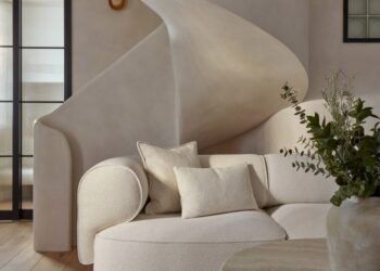 Escalera escultórica Formas de la pieza central de la casa renovada de Londres por Michaelis Boyd