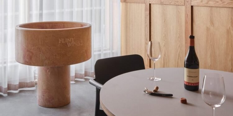 Spiton gigante con forma de cuenca Bautismal Decorados London Office of Wine Merchant Flint