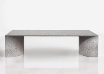 Joe Doucet crea una mesa de refrigeradores y electrónica descartados