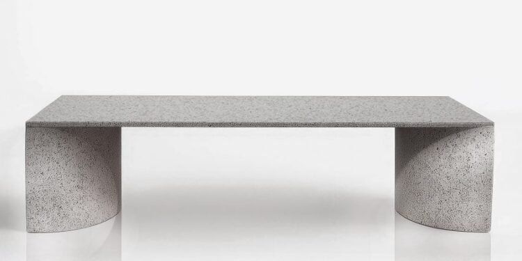 Joe Doucet crea una mesa de refrigeradores y electrónica descartados