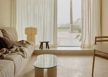 El apartamento español frente a la playa combina «el artesanal y la arquitectura»