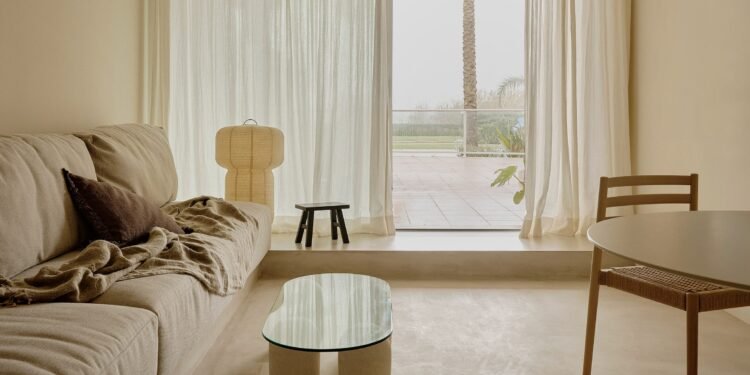 El apartamento español frente a la playa combina «el artesanal y la arquitectura»