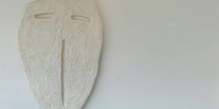 Exposición de Ralph Pucci en Chateau La Coste tira muebles a su "estado más puro"