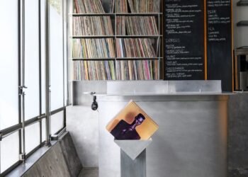 San Francisco Bistro by Studio Alejador incluye aluminio DJ Booth