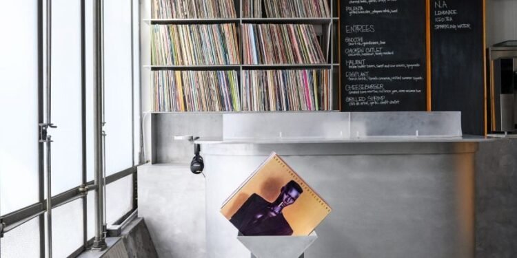 San Francisco Bistro by Studio Alejador incluye aluminio DJ Booth