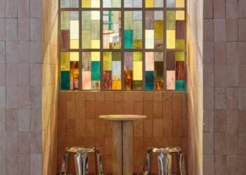 El café Kazajstán juega con luz cambiante de la mañana a la noche