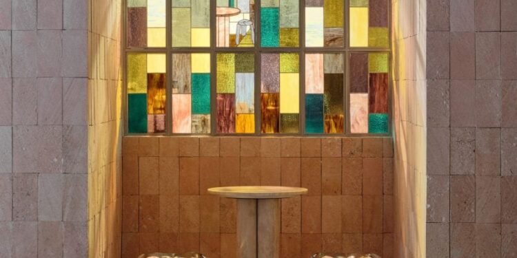 El café Kazajstán juega con luz cambiante de la mañana a la noche