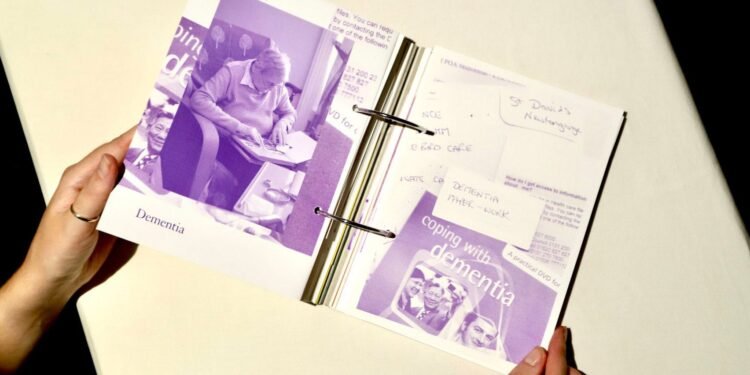 La tinta desaparecida se desvanece como recuerdos en boom saloon book