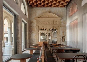 AMAA "intervención delicada" Transforma el palazzo italiano en Caffè Nazionalale