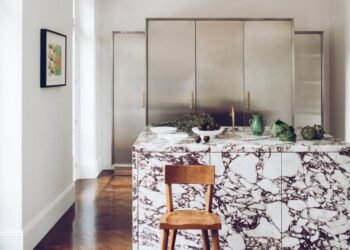 Ocho islas de cocina elegantes y duraderas que demuestran la versatilidad del mármol