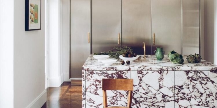 Ocho islas de cocina elegantes y duraderas que demuestran la versatilidad del mármol