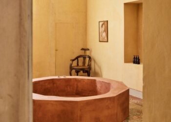 Palomba Serafini Associati agrega suites abovedadas con bañeras de 11 lados a Palazzo Daniele