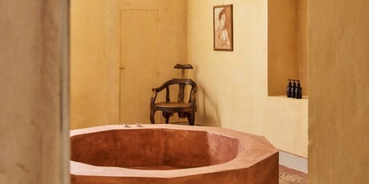 Palomba Serafini Associati agrega suites abovedadas con bañeras de 11 lados a Palazzo Daniele