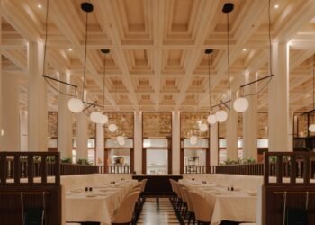 Neri & Hu convierte la oficina de correos de la era soviética abandonada de Tbilisi en Telegraph Hotel