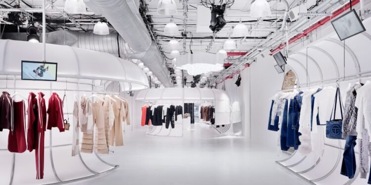 El buque insignia de NYC de Telfar incluye vainas de vinilo y un estudio de televisión