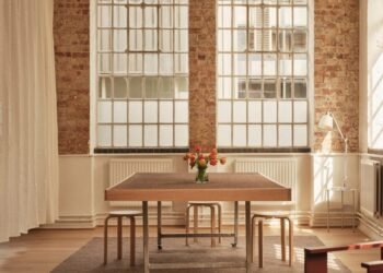 Thiss Studio toma "enfoque estricto para la reutilización de materiales" en oficina flexible