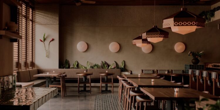 Islyn Studio combina materiales crudos y refinados en el restaurante de Miami Beach