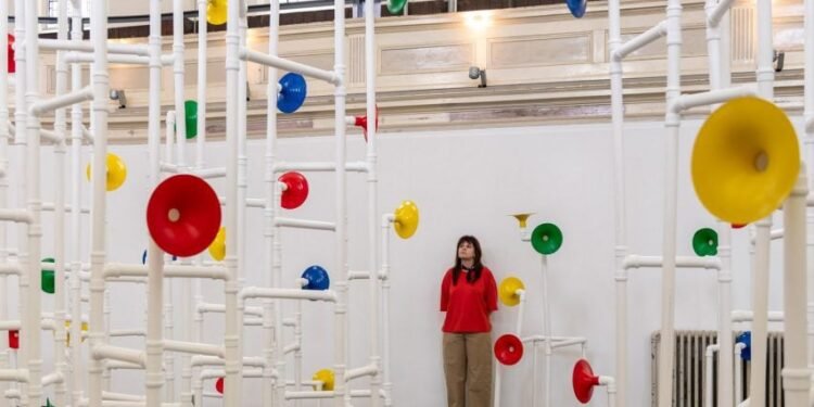 El Utooto de Yuri Suzuki es una escultura de sonido de bricolaje informada por las ciudades utópicas