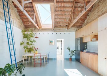 Una transformación minimalista de una casa de vecindario Cartagena