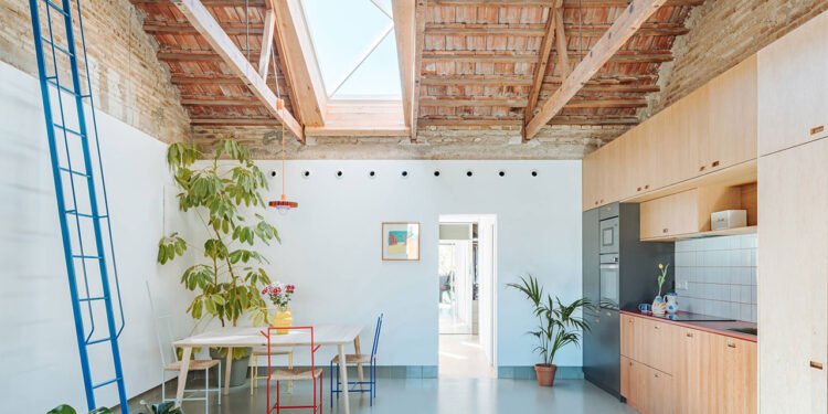 Una transformación minimalista de una casa de vecindario Cartagena