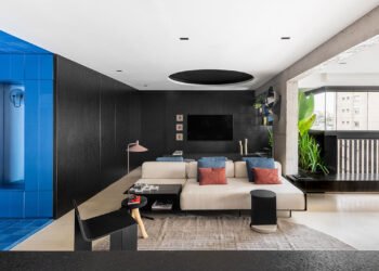 El apartamento FM en Brasil combina diseño industrial con tonos vibrantes