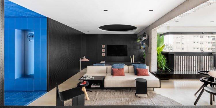 El apartamento FM en Brasil combina diseño industrial con tonos vibrantes
