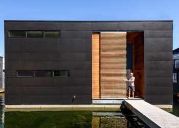 Pura Vida es una casa flotante moderna en la Bahía de Portage de Seattle
