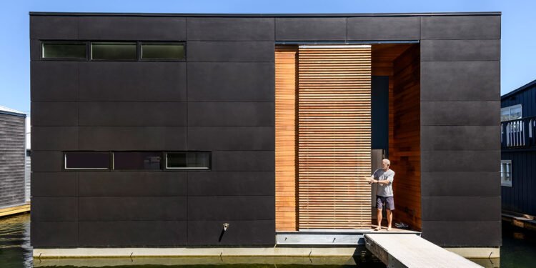 Pura Vida es una casa flotante moderna en la Bahía de Portage de Seattle