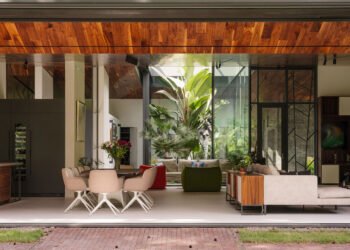 Un retiro de bosque moderno con una piscina interior fuera de Varsovia