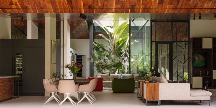 Un retiro de bosque moderno con una piscina interior fuera de Varsovia