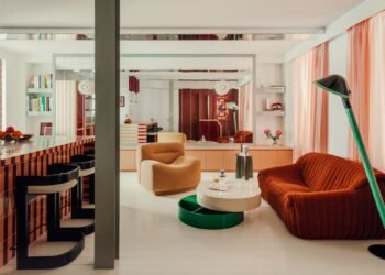 Atelier HA usa el color «como elemento estructural» en el apartamento parisino