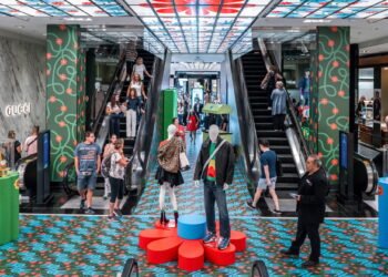 Yinka ilori cubre las flores «modulares» de Bloomingdale para la ventana emergente de Nueva York